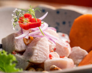 Ceviche de pesca del día en Miraflores preparado con pesca fresca, maíz chulpi y camote glaseado en Guargüero