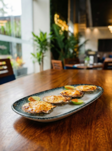 Conchitas a la parmesana: 5 razones para probar este clásico marino en Miraflores Conchitas a la parmesana en Miraflores gratinadas con leche de tigre y queso parmesano