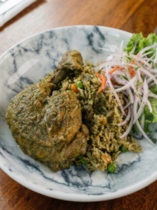 Arroz con pollo en Miraflores con arroz verde y jugosa presa de pollo