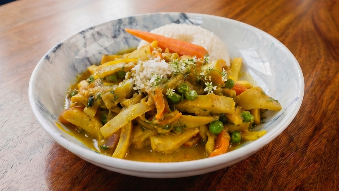 Mondonguito a la Italiana plato peruano tradicional con mondongo de res y papa amarilla